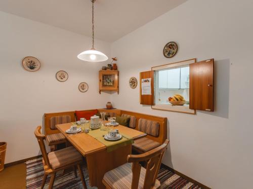 comedor con mesa y sillas en Apartment Haus Reitl III-8 by Interhome en Bad Gastein
