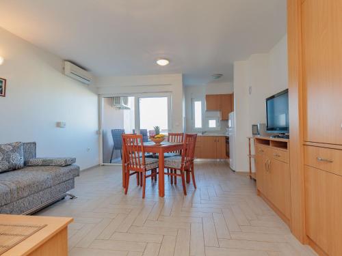 Kuchyň nebo kuchyňský kout v ubytování Apartment Mlasina-4 by Interhome