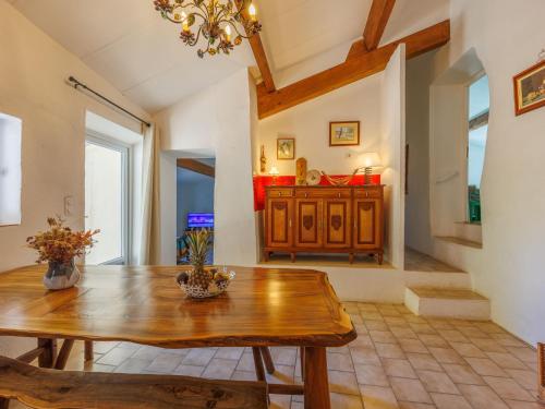 Il comprend un salon avec une table en bois et une cuisine. dans l'établissement Holiday Home La Volte by Interhome, à Sainte-Croix-de-Caderle