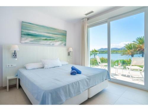 - une chambre avec un lit et une vue sur l'océan dans l'établissement Holiday Home Villa del Lago 4 by Interhome, à Port d'Alcúdia