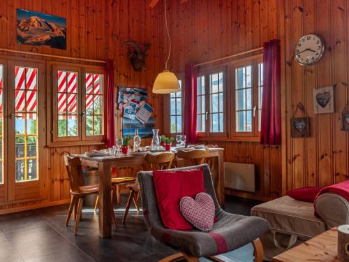 ein Esszimmer mit einem Tisch und Stühlen in der Unterkunft Chalet Bivak by Interhome in Nendaz