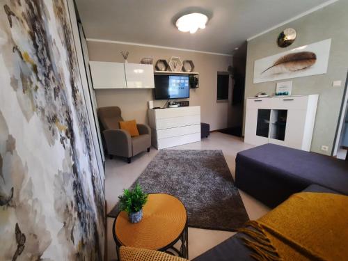 uma sala de estar com um sofá e uma mesa em Lennuki Apartement em Rakvere