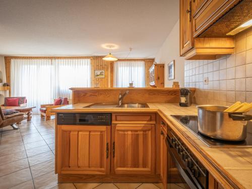 eine Küche mit einer Spüle und einem Herd Top-Backofen in der Unterkunft Apartment Hauts de Morthey 12 by Interhome in Ovronnaz
