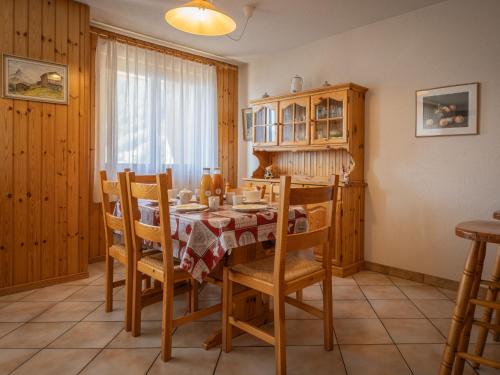 ein Esszimmer mit einem Tisch und Stühlen in der Unterkunft Apartment Hauts de Morthey 12 by Interhome in Ovronnaz