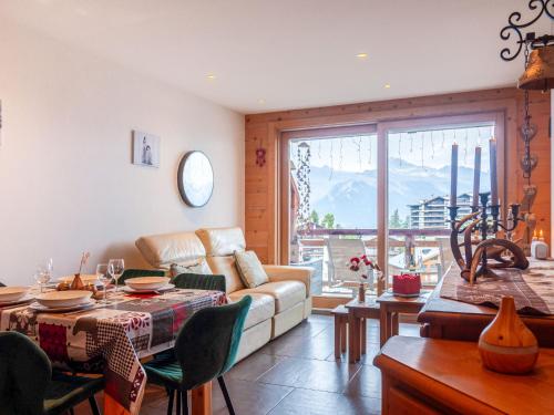 ein Wohnzimmer mit einem Sofa und einem Tisch in der Unterkunft Apartment Le Montagnard 4 by Interhome in Nendaz