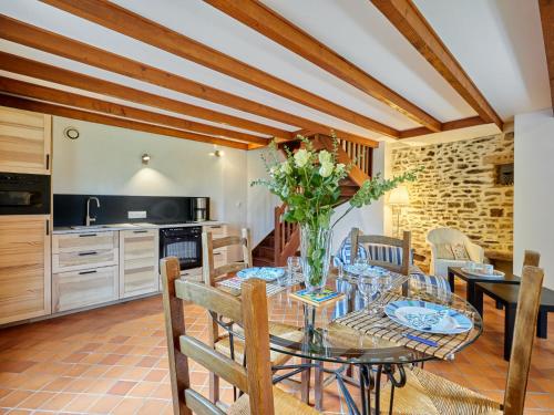 cocina y comedor con mesa y sillas en Holiday Home La Voisinière no- 3 - SVY406 by Interhome, en Savigny