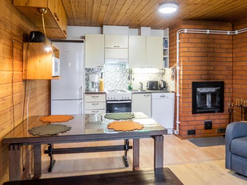 kuchnia ze stołem w pokoju w obiekcie Holiday Home Konkelo 5 by Interhome w mieście Kukkola