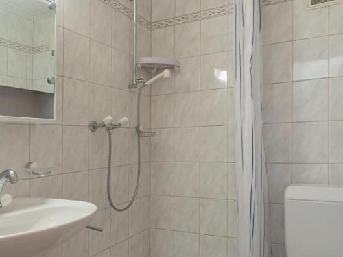 Bilik mandi di Apartment Victoria 1 B1 by Interhome