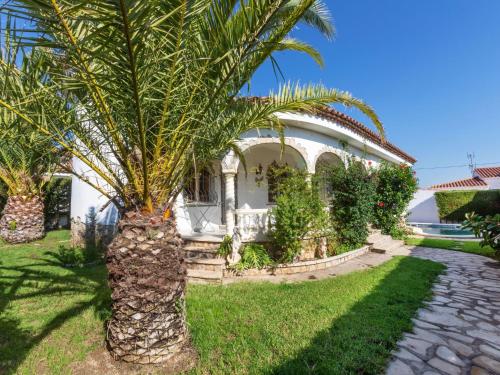 Vonkajšia záhrada v ubytovaní Villa Masboquera by Interhome