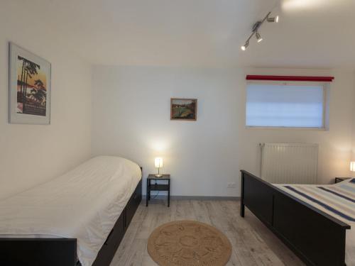 une chambre avec deux lits et une fenêtre dans l'établissement Apartment Les Mâts-2 by Interhome, à Saint-Palais-sur-Mer