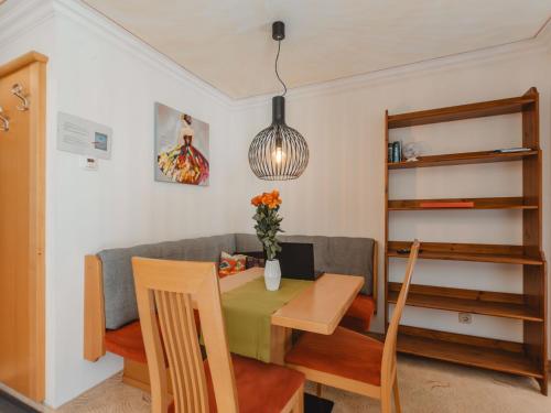un soggiorno con un tavolo e un divano di Apartment Rose by Interhome a Bad Hofgastein