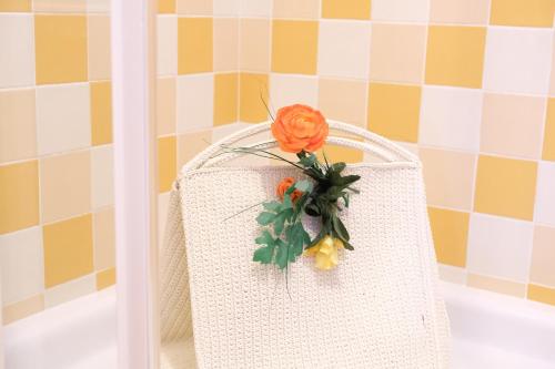 um saco branco com uma flor na casa de banho em Casa Del Conte em Mazzin
