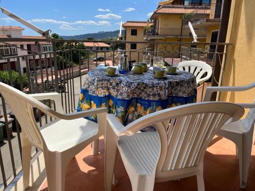 une table et des chaises assises sur un balcon avec une table et des chaises dans l'établissement LA CASA SUL PORTICCIOLO - STAZZO, à Acireale