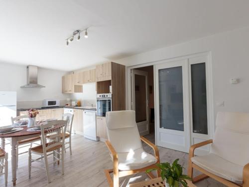 une cuisine et une salle à manger avec une table et des chaises dans l'établissement Apartment Les Mâts-3 by Interhome, à Saint-Palais-sur-Mer