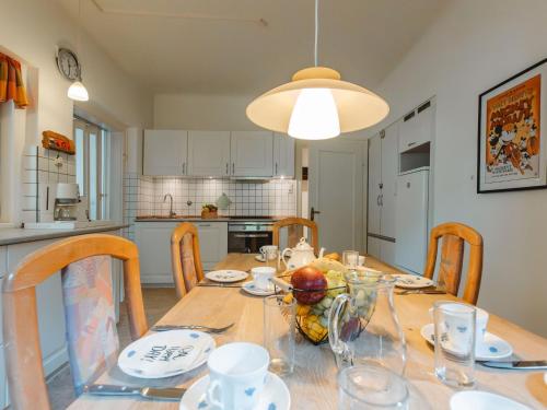 cocina y comedor con mesa de madera y sillas en Apartment Schubert-5 by Interhome, en Bad Gastein