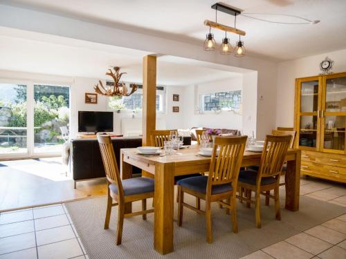 ein Esszimmer mit einem Holztisch und Stühlen in der Unterkunft Chalet Mon Rêve by Interhome in Champex