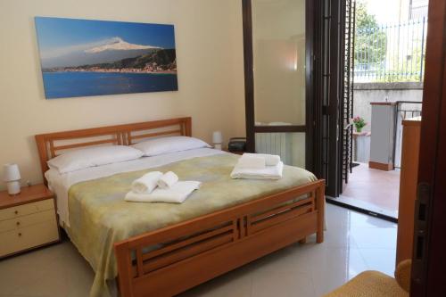 - une chambre avec un lit et 2 serviettes dans l'établissement LA CASA SUL PORTICCIOLO - STAZZO, à Acireale