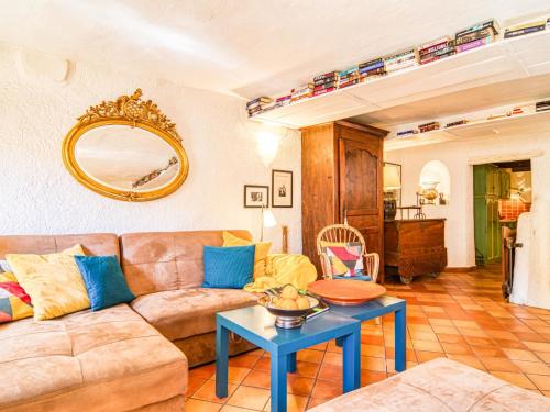 un salon avec un canapé et une table dans l'établissement Holiday Home La Roq by Interhome, à Roquebrune-sur Argens