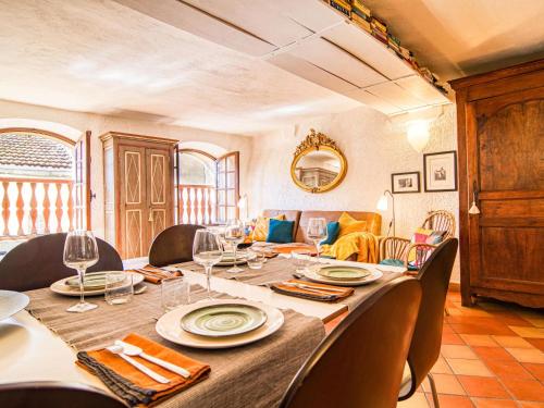 une salle à manger avec une longue table et des chaises dans l'établissement Holiday Home La Roq by Interhome, à Roquebrune-sur Argens