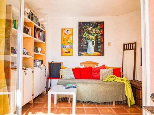 un salon avec un canapé et une table dans l'établissement Holiday Home La Roq by Interhome, à Roquebrune-sur Argens