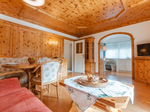 ein Wohnzimmer mit einem Tisch und einem Esszimmer in der Unterkunft Apartment Schbert-Franz Top 12 by Interhome in Bad Hofgastein
