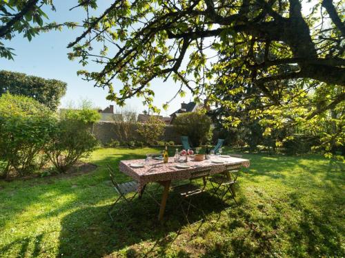 - une table de pique-nique dans un jardin sous un arbre dans l'établissement Holiday Home La Bachelotte by Interhome, à Menars