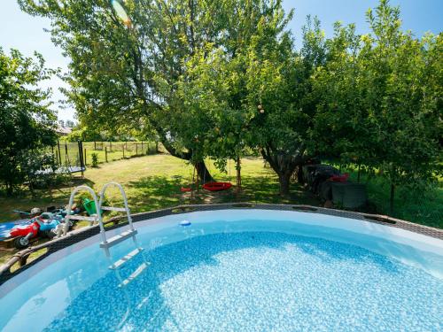 una gran bañera de hidromasaje en un patio con árboles en Holiday Home Cherry by Interhome en Fonyód