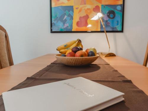 een fruitschaal op een tafel met een lamp bij Apartment Murmeltier by Interhome in Bad Gastein