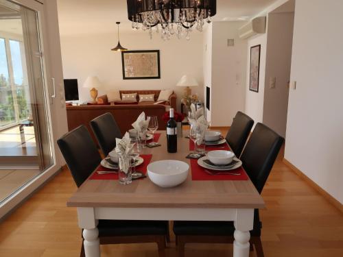 een eetkamer met een tafel met stoelen en een bank bij Apartment Le Belvédère D3-8 by Interhome in Montreux