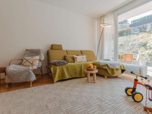 sala de estar con sofá y ventana grande en Apartment Alpennest by Interhome en Bad Gastein