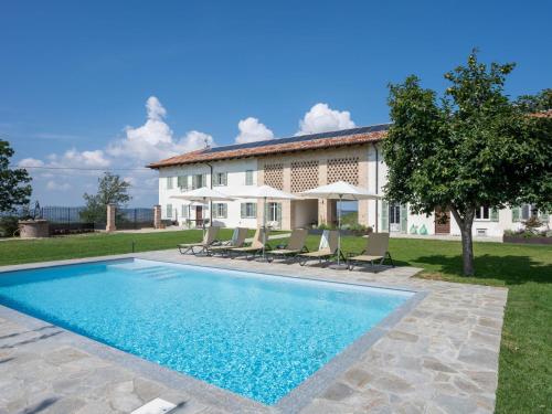 eine Villa mit einem Pool vor einem Haus in der Unterkunft Holiday Home Casa Faretto - Monviso by Interhome in Costigliole dʼAsti