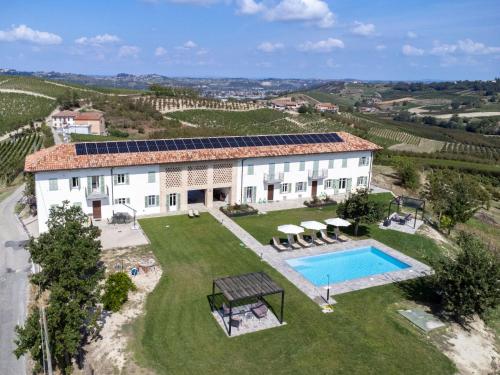 einen Luftblick auf eine Villa mit einem Pool in der Unterkunft Holiday Home Casa Faretto - Monviso by Interhome in Costigliole dʼAsti