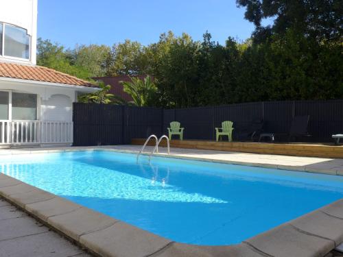 basen z błękitną wodą na podwórku w obiekcie Apartment La Louisiane by Interhome w mieście Capbreton