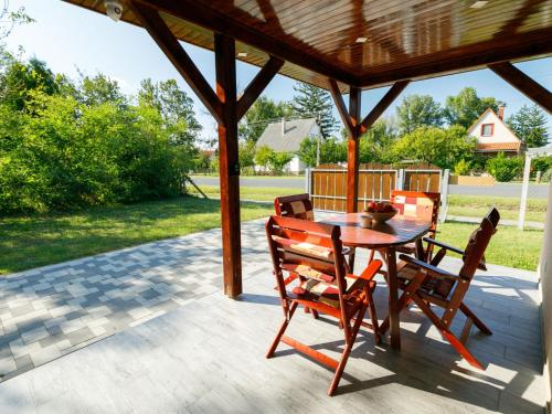 A balcony or terrace at Holiday Home Honey by Interhome