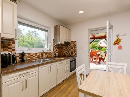 A kitchen or kitchenette at Holiday Home Honey by Interhome