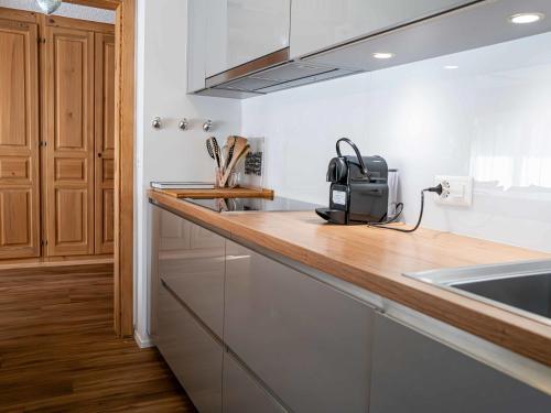 een keuken met een wastafel en een aanrecht bij Apartment Hyacinthe by Interhome in Villars-sur-Ollon
