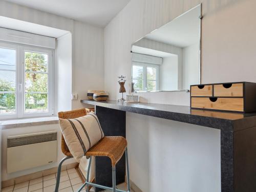 La salle de bains est pourvue d'une coiffeuse avec un miroir et 2 chaises. dans l'établissement Holiday Home La Marinière by Interhome, à Surville