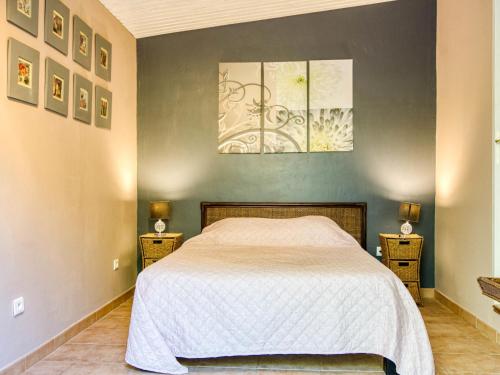 une chambre avec un lit et deux tables de nuit dans l'établissement Holiday Home L'auberg'Inn by Interhome, à Bagnols-en-Forêt