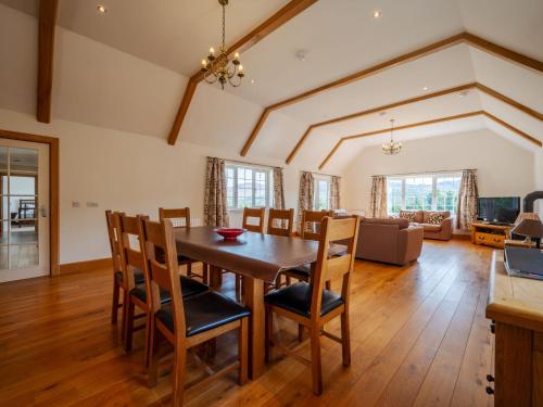 een eetkamer en een woonkamer met een tafel en stoelen bij Holiday Home Strathmore Lodge by Interhome in Whitebridge