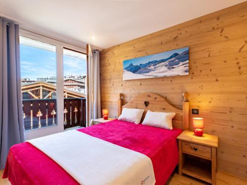 une chambre avec un lit et une grande fenêtre dans l'établissement Apartment Chalet Club - Val Claret-8 by Interhome, à Tignes
