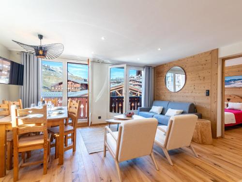un salon avec une table et une salle à manger dans l'établissement Apartment Chalet Club - Val Claret-8 by Interhome, à Tignes