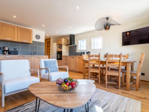 une cuisine et un salon avec une table et des chaises dans l'établissement Apartment Chalet Club - Val Claret-8 by Interhome, à Tignes