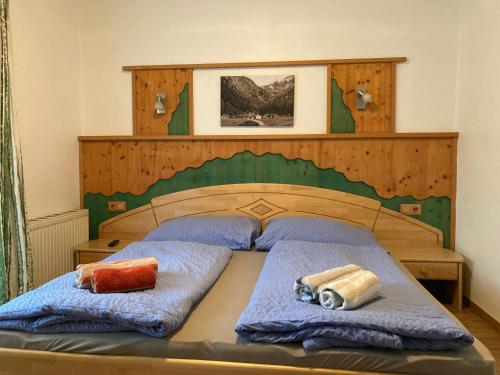 ein Schlafzimmer mit einem Bett mit zwei Handtüchern darauf in der Unterkunft Appartement Ahornegger in Schladming