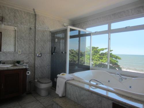 Phòng tắm tại Casa de 850m2 e piscina na Praia de Santa Helena.