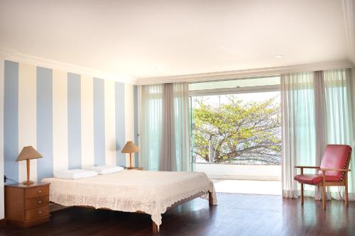 Giường trong phòng chung tại Casa de 850m2 e piscina na Praia de Santa Helena.