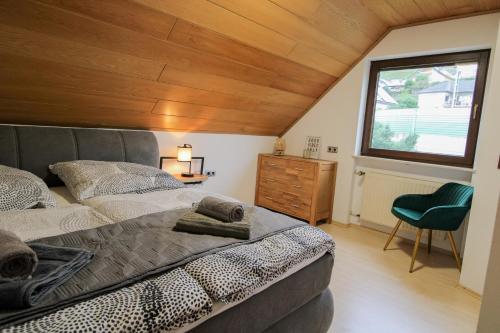 a bedroom with two beds and a window at Jacuzzi, Sauna, Garten, Terrasse, Grill, 6 Personen, Moselstaustufe, Netflix, Sky, Smart TV in Neef
