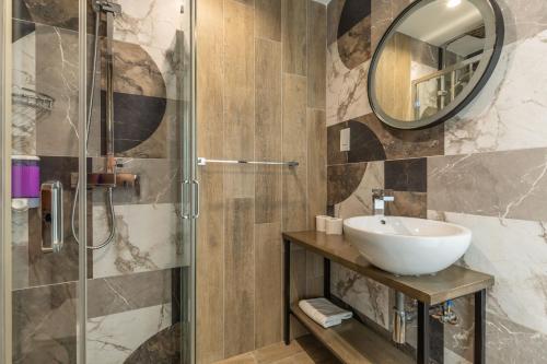 Bilik mandi di Studio 22 with kitchenette at the new Olo living