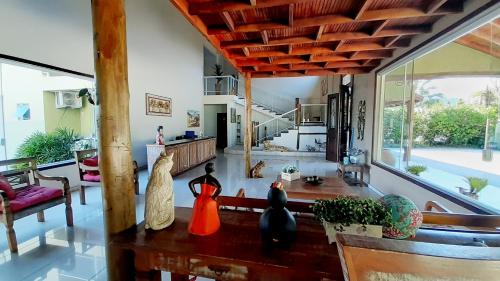 Penedo House Pousada في بينيدو: غرفة معيشة مع عدة مزهريات على طاولة