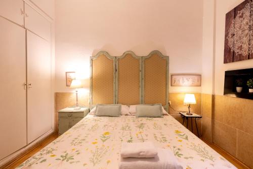 1 dormitorio con 1 cama grande en una habitación en RC Sevilla Centro Histórico CatedralJudería, en Sevilla
