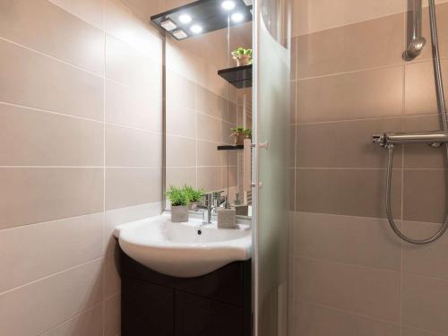 een badkamer met een wastafel en een douche bij Studio Saint-Lary-Soulan, 1 pièce, 4 personnes - FR-1-296-311 in Saint-Lary-Soulan